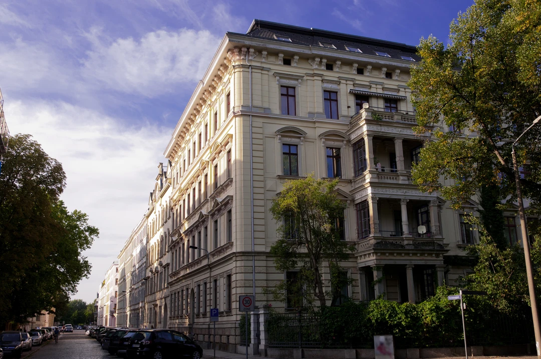 Ein mehrstöckiges, elegantes Altbau-Wohnhaus