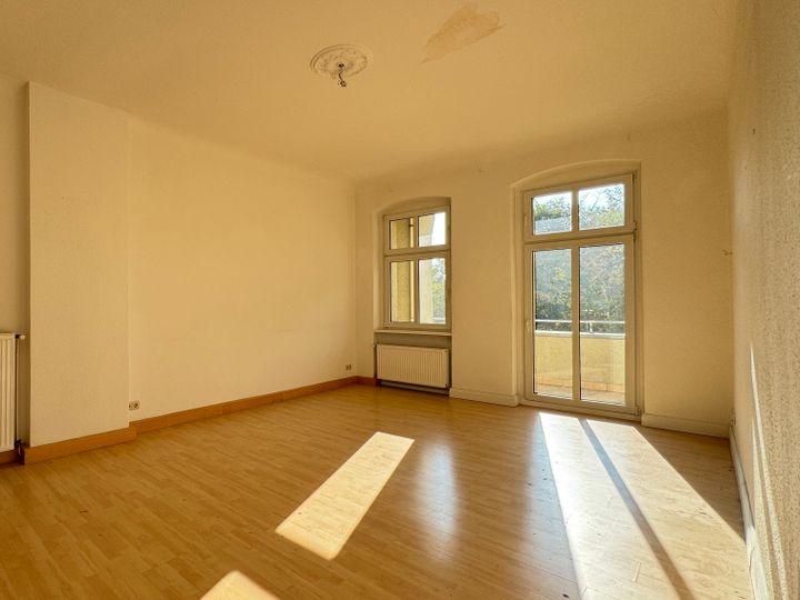 Großzügiger Altbau mit Südbalkon ! +Provisionsfrei+