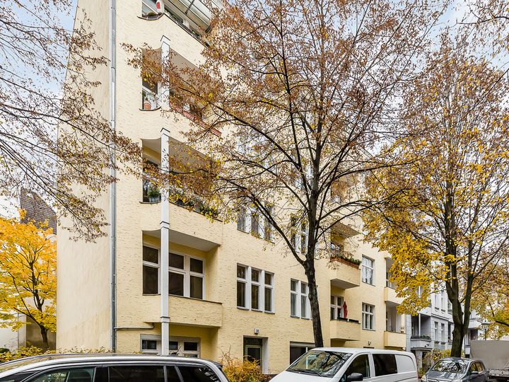 Erdgeschosswohnung mit eigener Terrasse zur Straße !