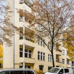 Erdgeschosswohnung mit eigener Terrasse zur Straße !