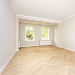 Traumhaft sanierte Wohnung im privaten und grünen Hinterhof !