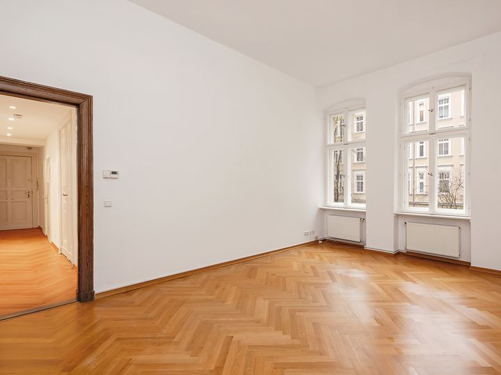 Charismatischer Altbau mit Balkon im ruhigen Hinterhof !