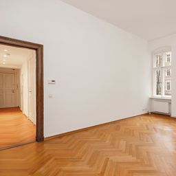 Charismatischer Altbau mit Balkon im ruhigen Hinterhof !